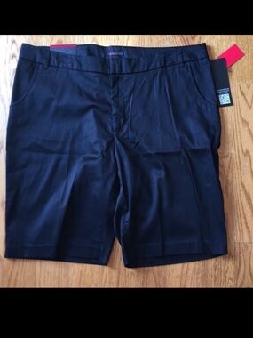 NWT Sofia black skinny shorts size 16 with pockets